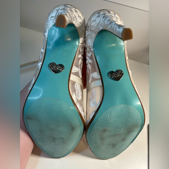 Betsy Johnson White Pump - Picture 6 of 7